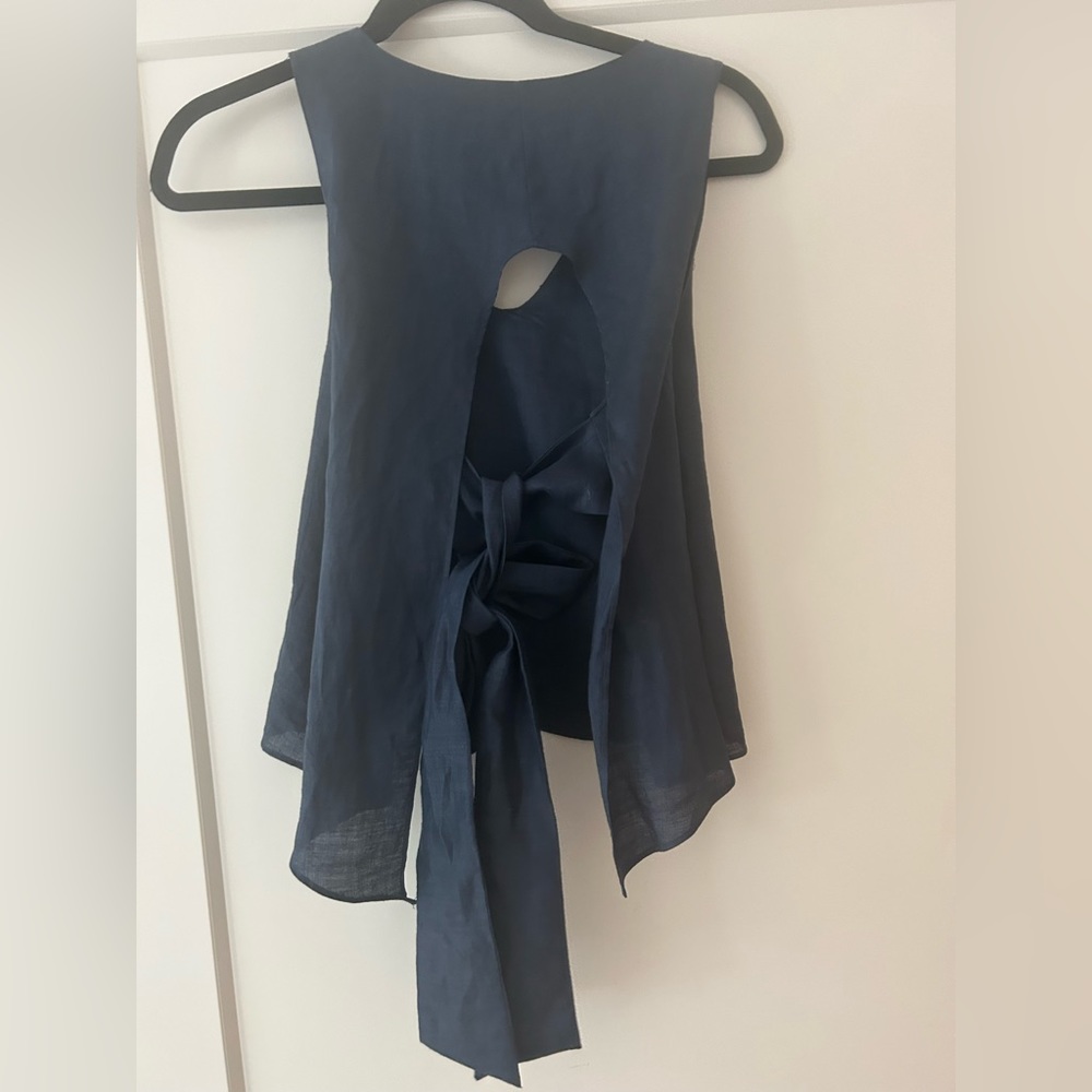 Adorable Navy slightly cropped sleeveless blouse, bow in the back